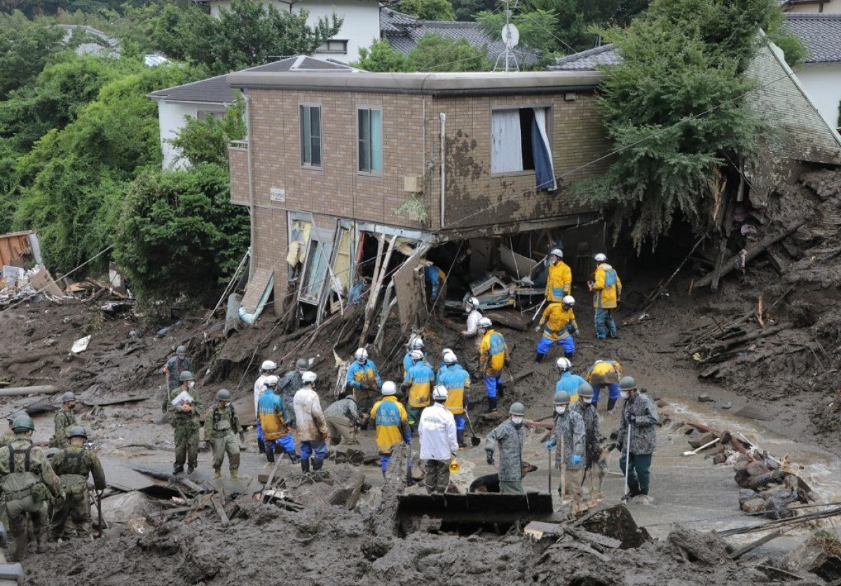 Noticia: Cuatro muertos y más de 60 desaparecidos por deslizamiento de tierra en Japón Cuatro muertos y más de 60 desaparecidos por deslizamiento de tierra en Japón