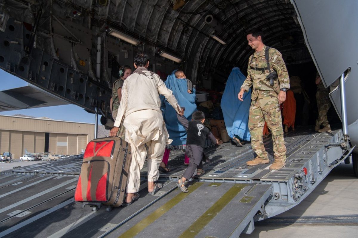 Noticia: Unos 300 ciudadanos de EE.UU. siguen sin ser evacuados de Kabul Unos 300 ciudadanos de EE.UU. siguen sin ser evacuados de Kabul