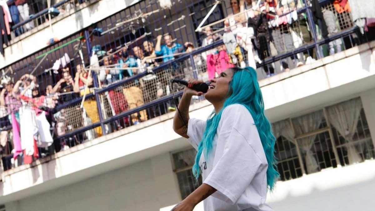 Noticia: Karol G canta para las reclusas de cárcel en Bogotá Karol G canta para las reclusas de cárcel en Bogotá