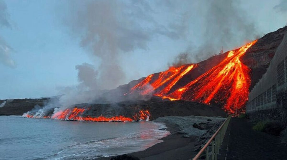Noticia: Lava del volcán de La Palma alcanza una playa Lava del volcán de La Palma alcanza una playa