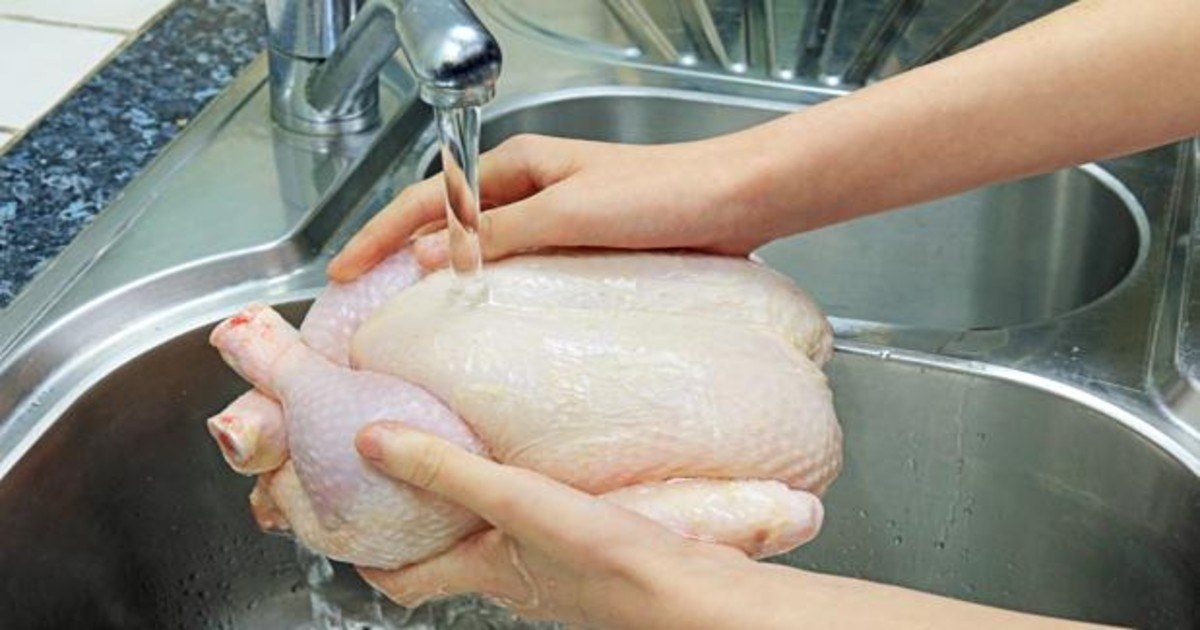 Noticia: Los peligros de lavar el pollo antes de cocinarlo: así puedes evitar una intoxicación Los peligros de lavar el pollo antes de cocinarlo: así puedes evitar una intoxicación
