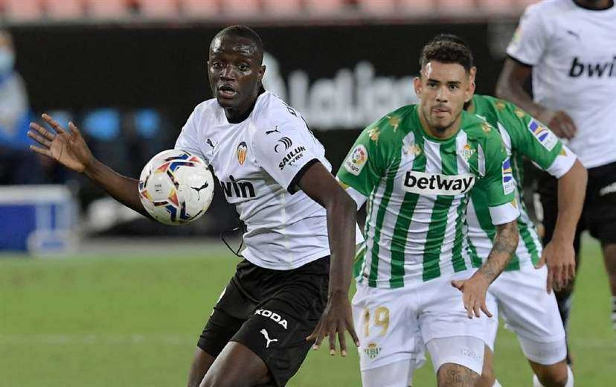 Noticia: Jugadores deciden abandonar un partido por denuncia de insultos racistas en España Jugadores deciden abandonar un partido por denuncia de insultos racistas en España