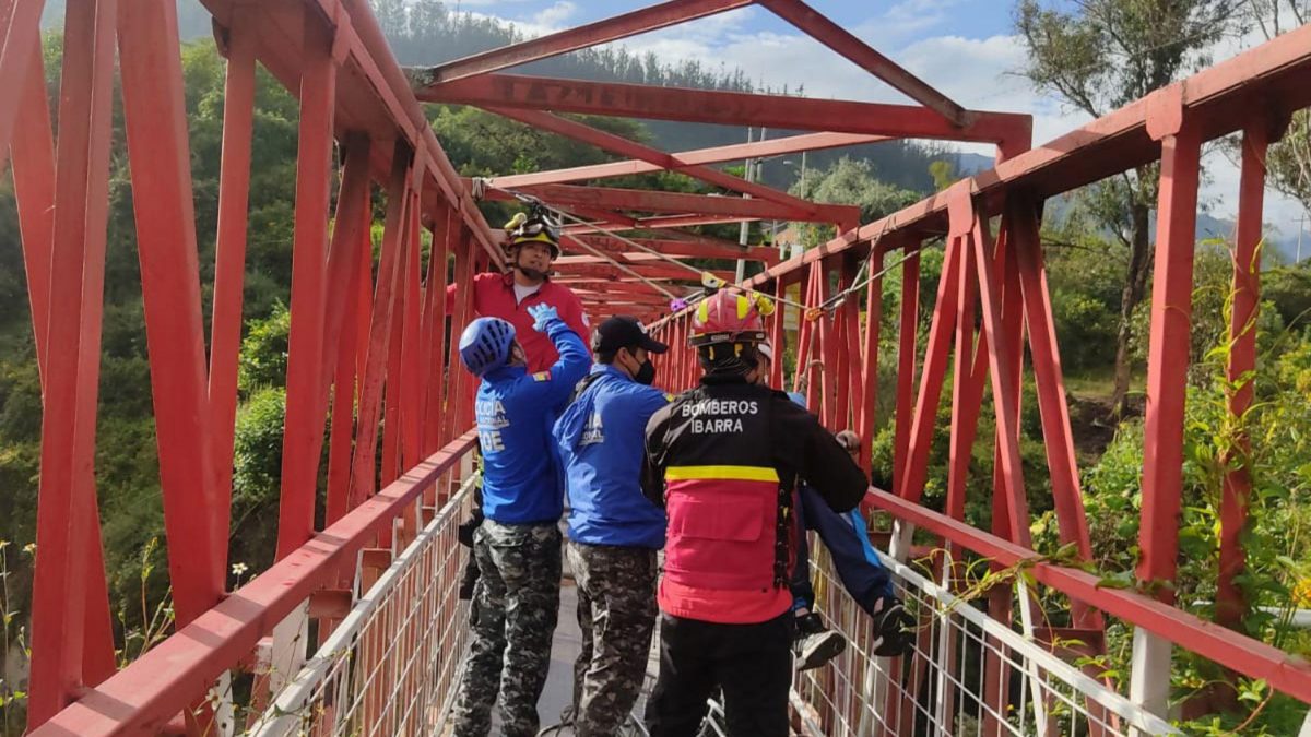 Noticia: Hallan a un cadáver colgando en un puente de Ibarra Hallan a un cadáver colgando en un puente de Ibarra