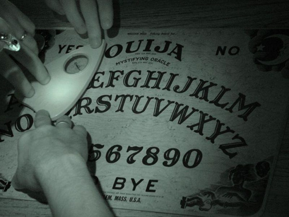 Noticia: Jóvenes sufren desmayos, dolor de cabeza y abdominal tras experimentar con el juego de la ouija Jóvenes sufren desmayos, dolor de cabeza y abdominal tras experimentar con el juego de la ouija