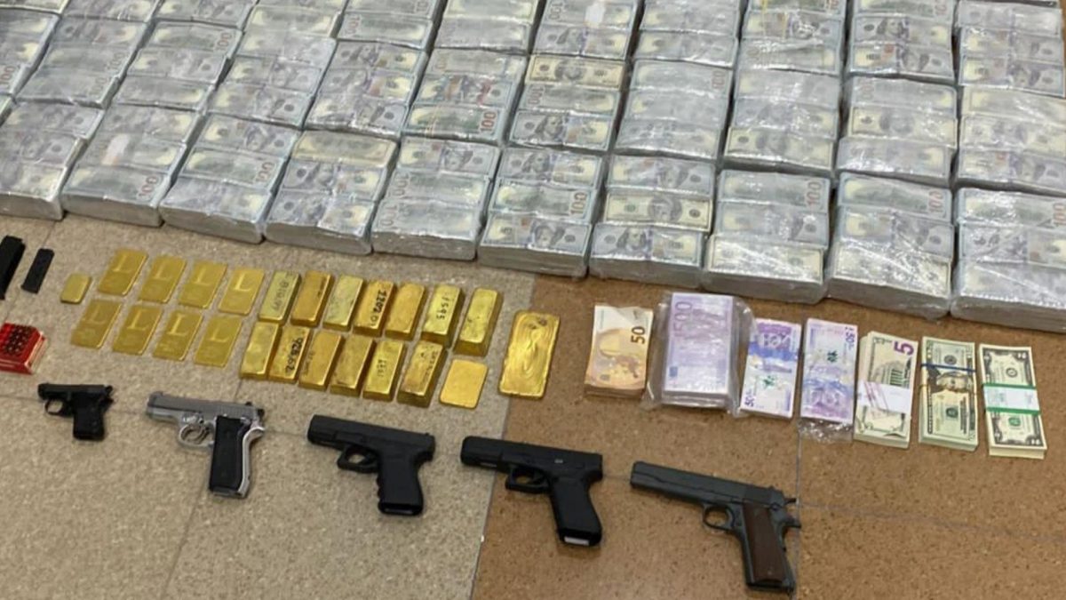 Noticia: Detienen a sujeto con lingotes de oro, armas y fajos de billetes en Ecuador Detienen a sujeto con lingotes de oro, armas y fajos de billetes en Ecuador