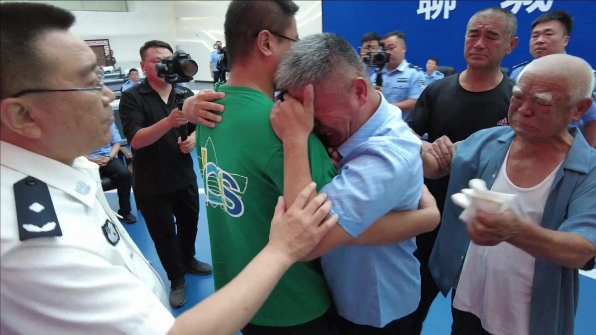 Noticia: Un padre encuentra a su hijo secuestrado en China tras buscarlo 24 años Un padre encuentra a su hijo secuestrado en China tras buscarlo 24 años
