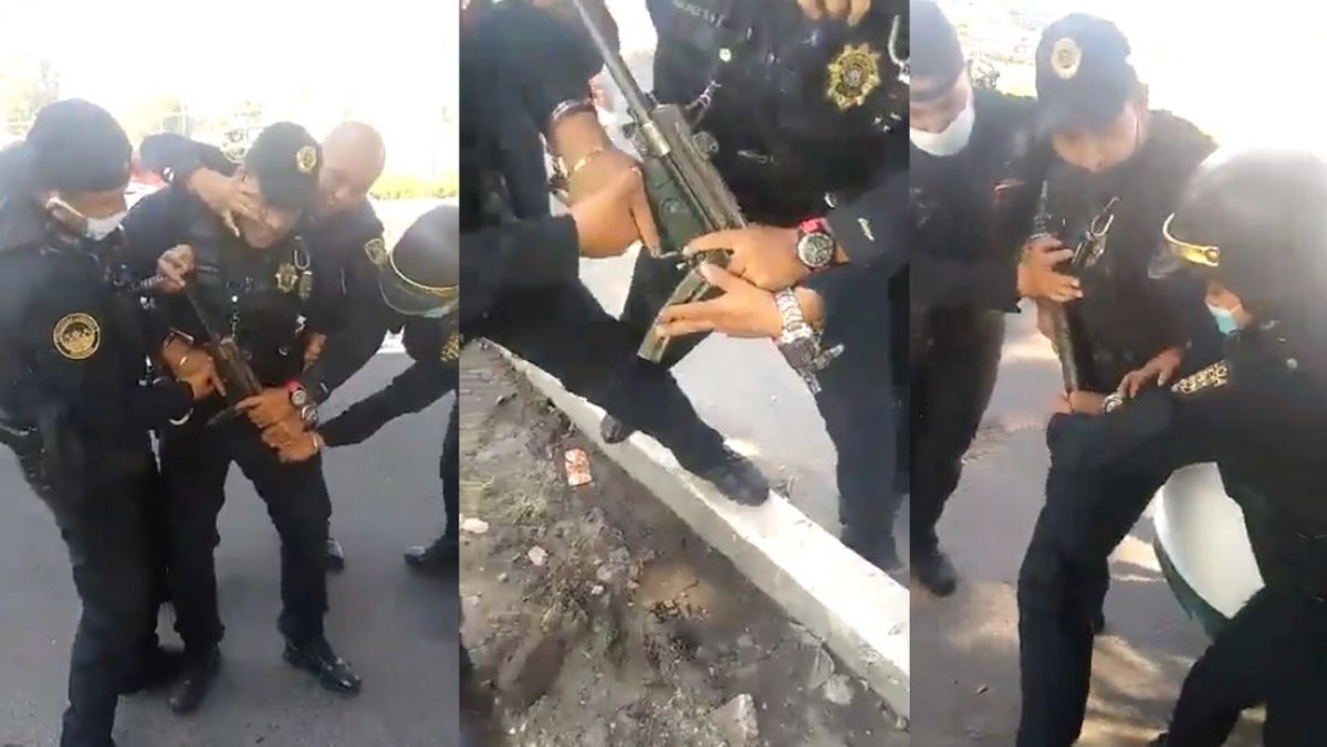 Noticia: VIDEO | Policías de México forcejean por un arma y se les escapa un disparo VIDEO | Policías de México forcejean por un arma y se les escapa un disparo