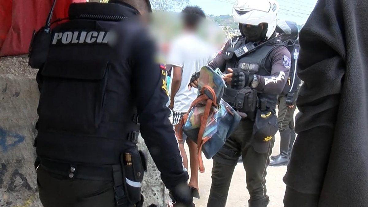 Noticia: Esmeraldas: Dos policías fueron detenidos en investigación por narcotráfico Esmeraldas: Dos policías fueron detenidos en investigación por narcotráfico