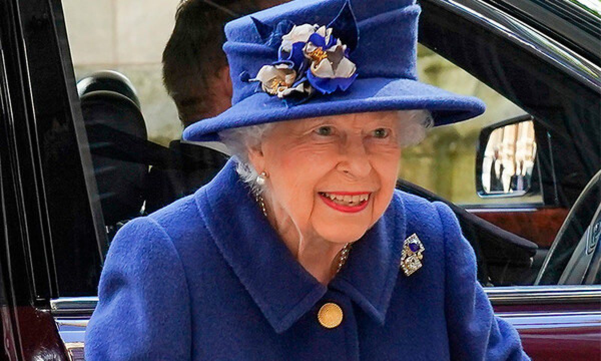 Noticia: La reina Isabel II usa bastón en un acto público por primera vez La reina Isabel II usa bastón en un acto público por primera vez