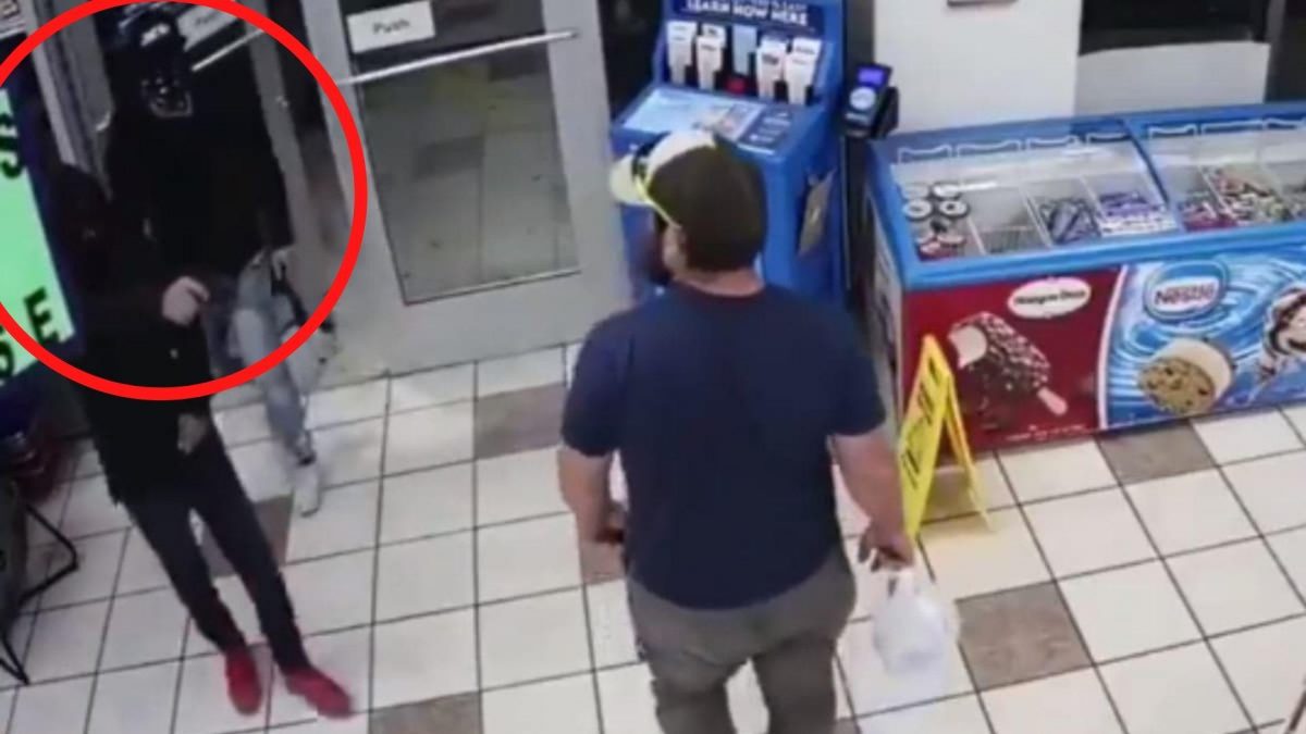 Noticia: Un hombre en una tienda desarmó con las manos a un ladrón en pocos segundos Un hombre en una tienda desarmó con las manos a un ladrón en pocos segundos