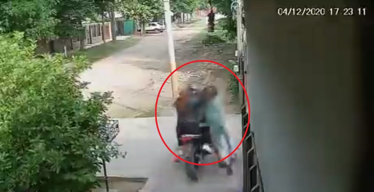Noticia: VIDEO | Asaltantes en moto arrastraron a una mujer para robarle su celular VIDEO | Asaltantes en moto arrastraron a una mujer para robarle su celular