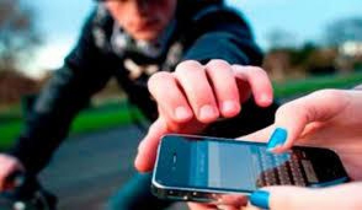 Noticia: VIDEO: Un hombre atropella al ladrón en bicicleta que acaba de robar el celular de su pareja VIDEO: Un hombre atropella al ladrón en bicicleta que acaba de robar el celular de su pareja