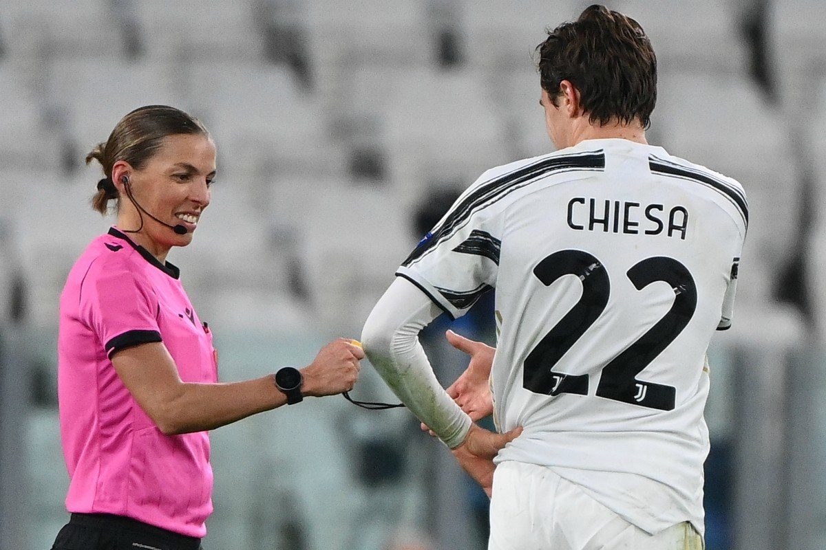Noticia: Stéphanie Frappart es la primera mujer en arbitrar un partido de la Champions League Stéphanie Frappart es la primera mujer en arbitrar un partido de la Champions League