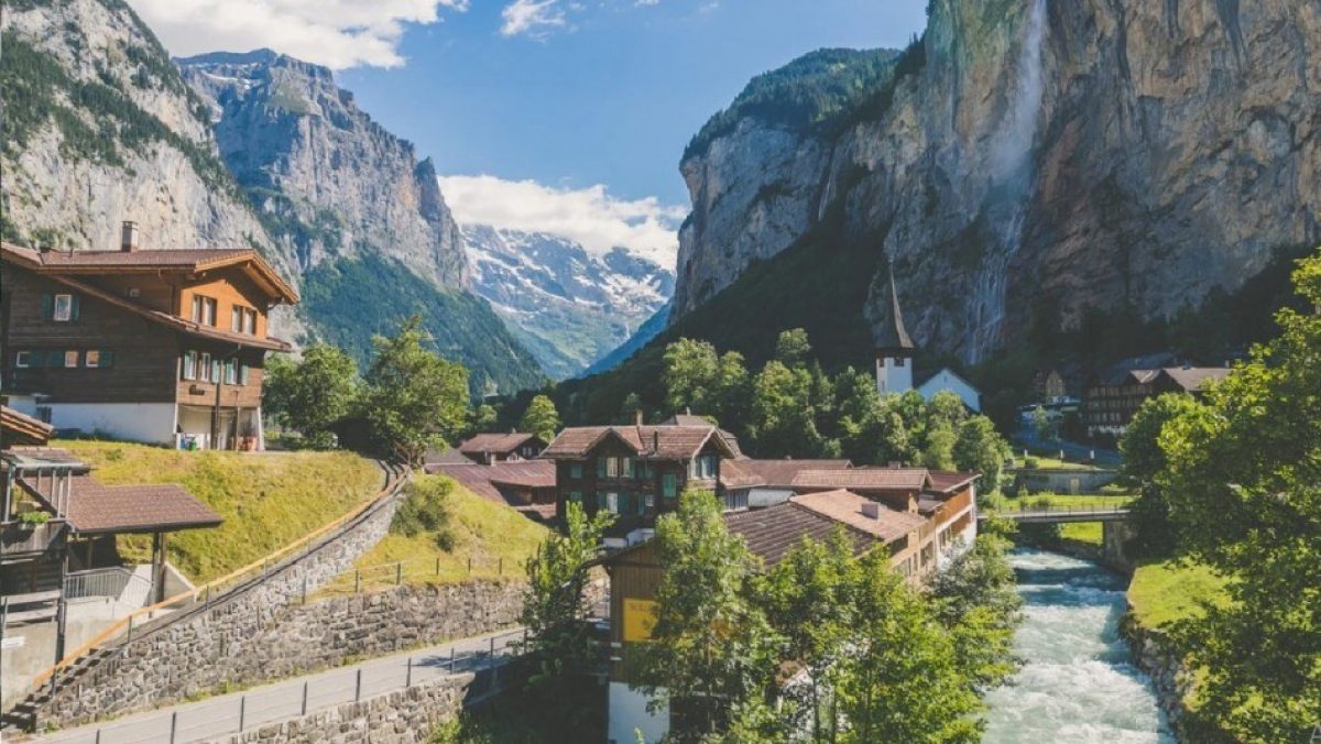 Noticia: Pueblo en Suiza ofrece 70 mil euros a quienes se muden allí: Revisa los requisitos Pueblo en Suiza ofrece 70 mil euros a quienes se muden allí: Revisa los requisitos