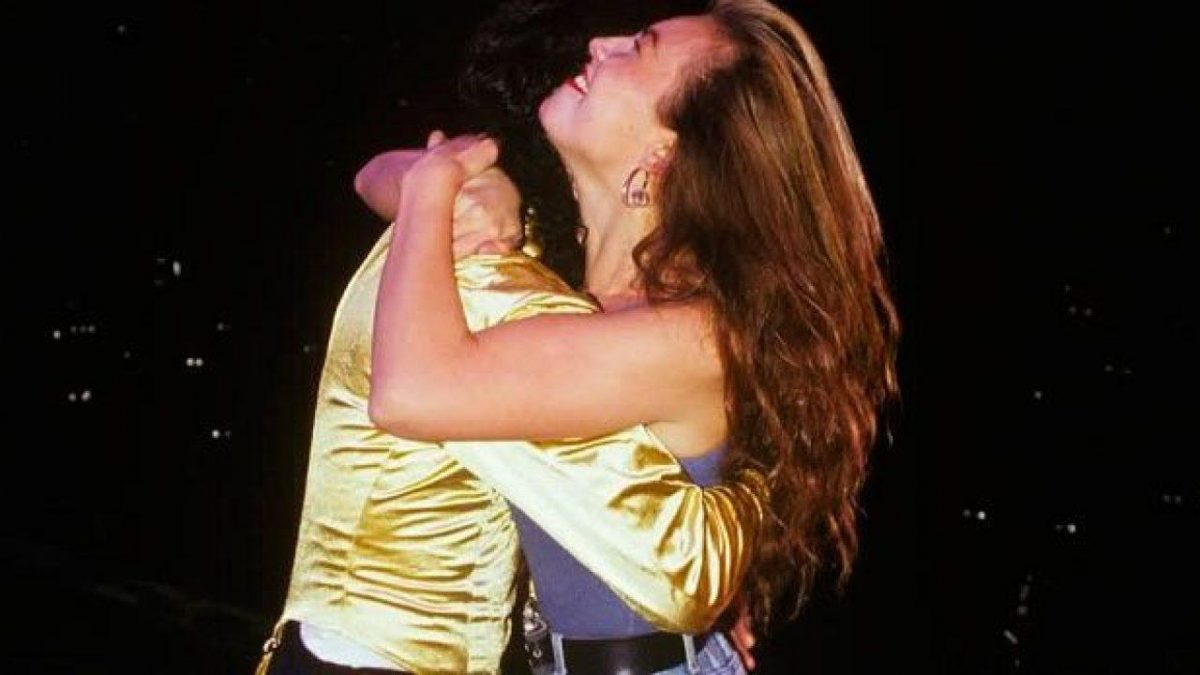 Noticia: VIDEO: El día que Thalía burló la seguridad para abrazar a Michael Jackson durante un concierto VIDEO: El día que Thalía burló la seguridad para abrazar a Michael Jackson durante un concierto