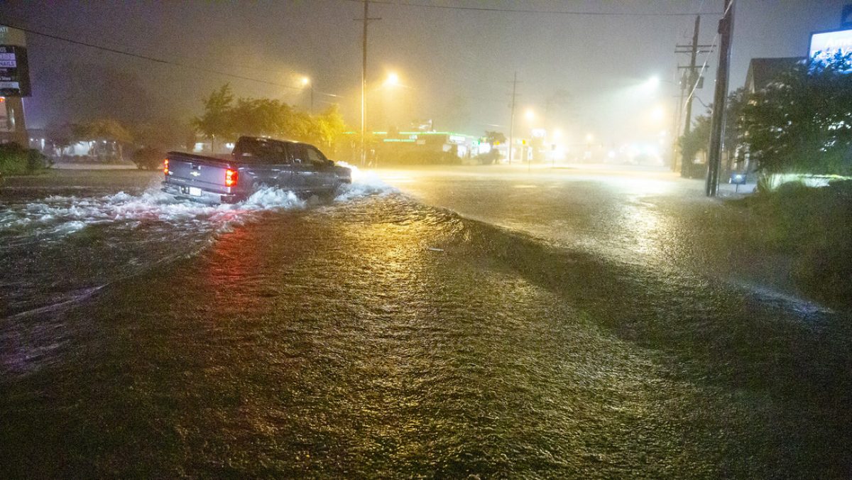 Noticia: La tormenta Claudette azota el sur de EE.UU. y deja al menos 12 muertos, varios heridos y decenas de casas destruidas La tormenta Claudette azota el sur de EE.UU. y deja al menos 12 muertos, varios heridos y decenas de casas destruidas