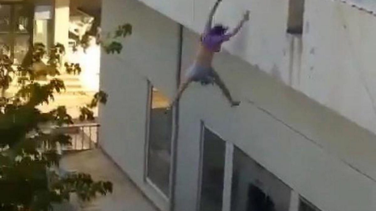 Noticia: Joven de 19 años saltó por una ventana para escapar de un secuestro Joven de 19 años saltó por una ventana para escapar de un secuestro