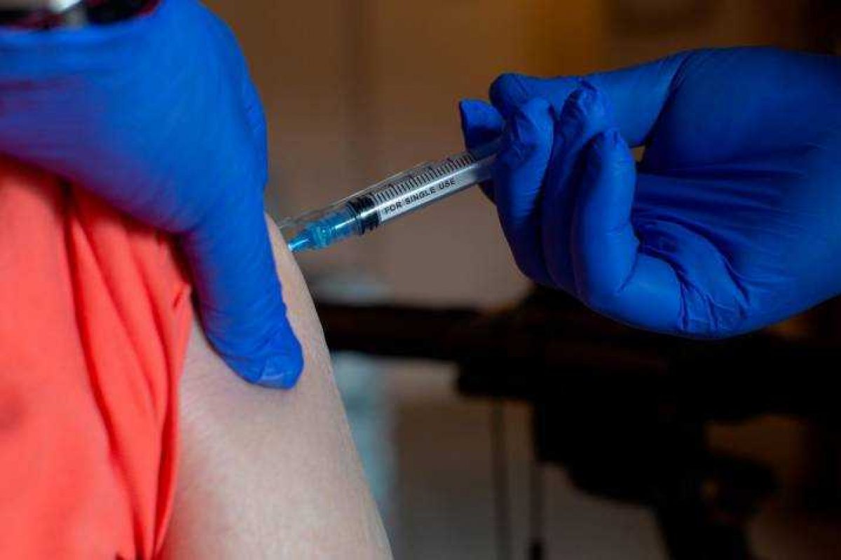 Noticia: Un hombre intenta vacunarse con un falso brazo de silicona Un hombre intenta vacunarse con un falso brazo de silicona