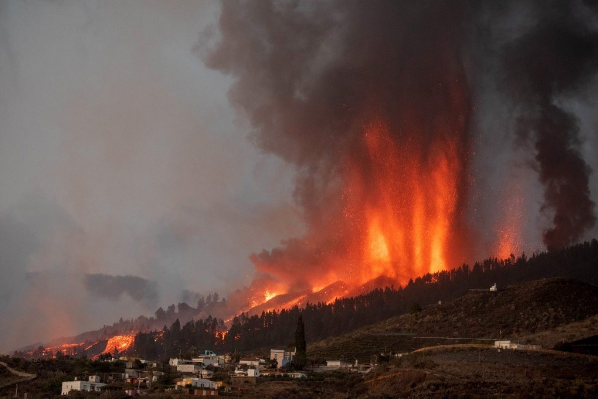 Noticia: 5.000 habitantes han sido evacuados debido a la erupción del volcán Cumbre Vieja en España 5.000 habitantes han sido evacuados debido a la erupción del volcán Cumbre Vieja en España