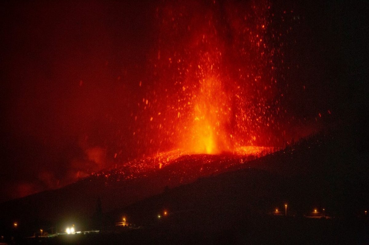 Noticia: Erupción volcánica en España destruye 320 edificios y levanta alerta por gases tóxicos Erupción volcánica en España destruye 320 edificios y levanta alerta por gases tóxicos
