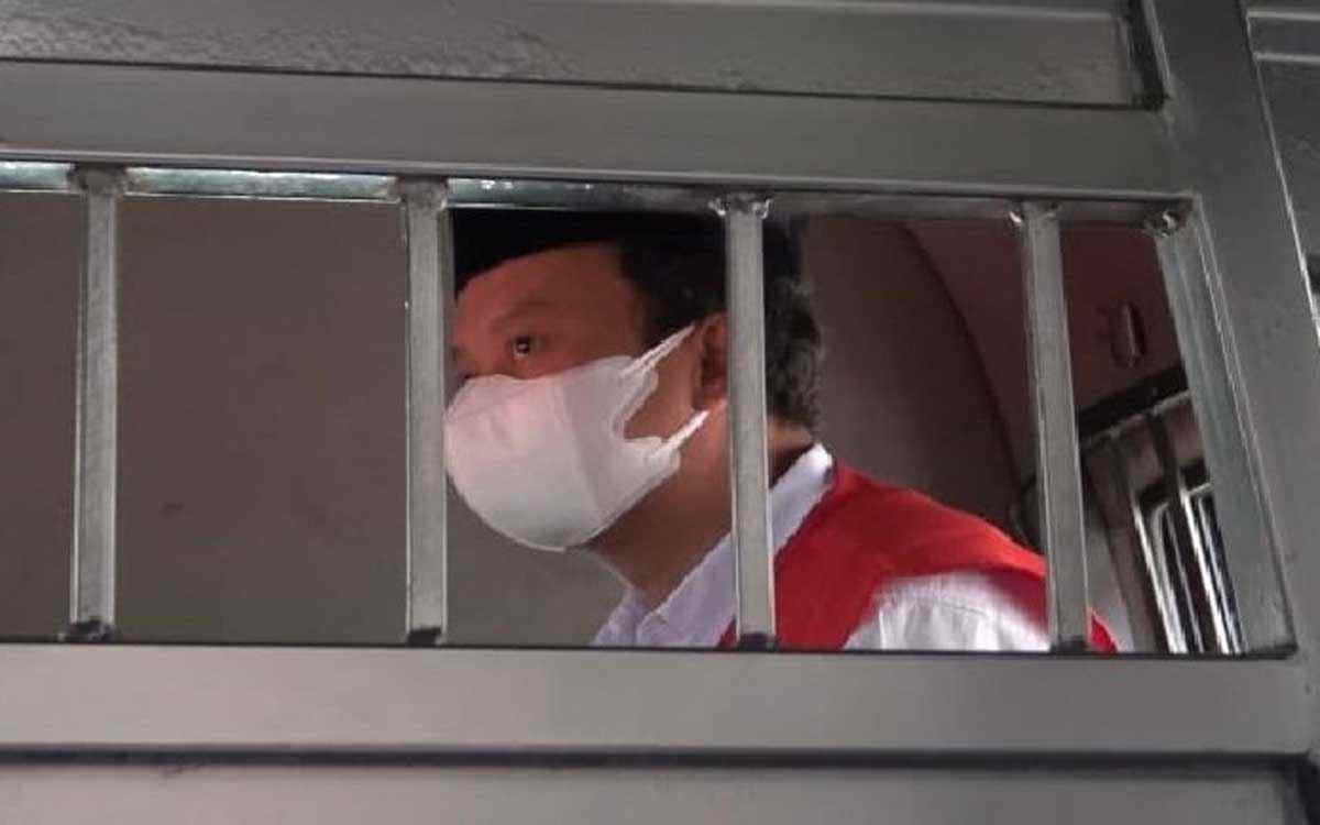 Noticia: Condenan a muerte a un profesor indonesio por haber violado 13 menores Condenan a muerte a un profesor indonesio por haber violado 13 menores