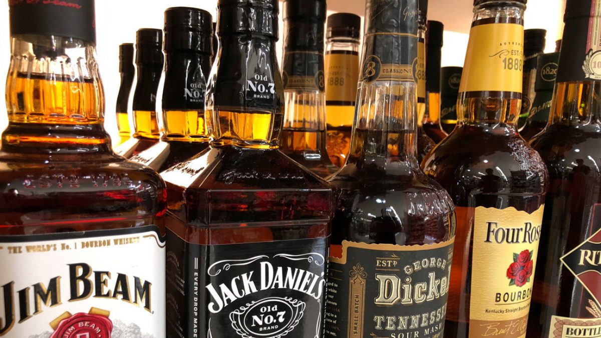 Noticia: Hombre muere después de tomarse una botella de whisky en solo cinco segundos Hombre muere después de tomarse una botella de whisky en solo cinco segundos