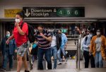 Noticia: Nueva York pide volver a usar mascarilla en público ante repunte de covid-19 Nueva York pide volver a usar mascarilla en público ante repunte de covid-19