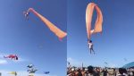 Noticia: VIDEO | Una niña enganchada a una cometa es levantada unos 10 metros sobre el aire VIDEO | Una niña enganchada a una cometa es levantada unos 10 metros sobre el aire