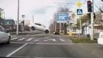Noticia: El gran salto de un carro en los rieles de tranvía se hizo viral El gran salto de un carro en los rieles de tranvía se hizo viral