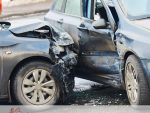 Conducía sin licencia, chocó y murió junto a su padre