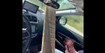 Tabla de madera impacta en el parabrisas de un auto: pasajeros salieron ilesos