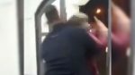 Noticia: Mujer llega a una comisaría a denunciar y los policías la terminan sacando a empujones Mujer llega a una comisaría a denunciar y los policías la terminan sacando a empujones