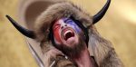 Noticia: Q-Shaman: El conspirador de extrema derecha que lideró la violenta irrupción en el Capitolio Q-Shaman: El conspirador de extrema derecha que lideró la violenta irrupción en el Capitolio