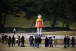 Netflix instala muñeca de ‘El juego del calamar’ en Seúl