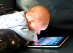 Un bebé de 10 meses que jugaba con un iPad compra una actualización de 10.000 dólares para un carro