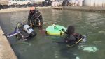 Bucea cada semana para buscar los restos de su esposa tras el tsunami de 2011 en Japón