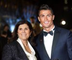Noticia: La reacción de la madre de Ronaldo a un gol de su hijo en el debut con el Manchester United La reacción de la madre de Ronaldo a un gol de su hijo en el debut con el Manchester United