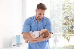 Un médico es el padre de siete hijos de sus pacientes que tenían problemas de fertilidad