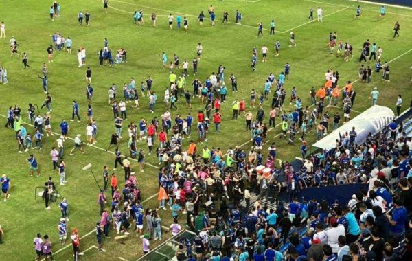 Hinchas de Emelec invadieron la cancha y agredieron a jugadores de Independiente del Valle