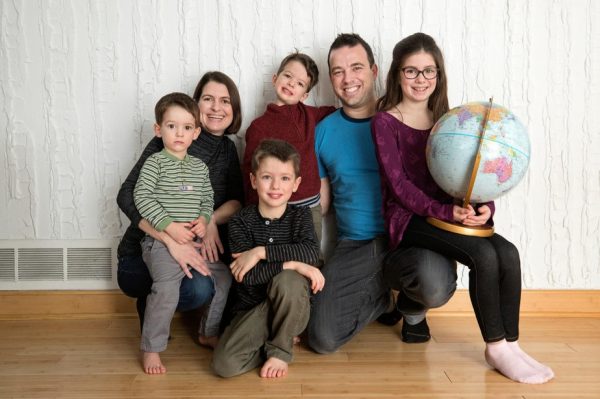 Familia viaja por el mundo antes de que sus hijos se queden ciegos