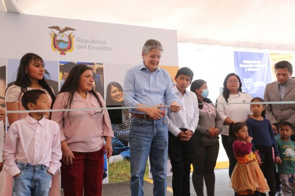 El presidente Guillermo Lasso entregó 50 viviendas en Déleg a familias de recursos limitados