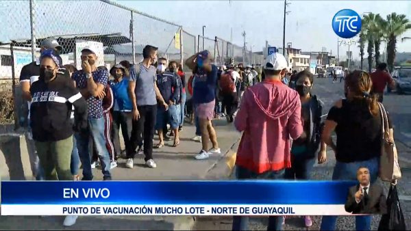Largas filas para vacunarse en el norte de Guayaquil