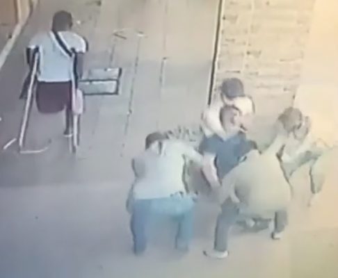 VIDEO | Cinco sujetos asaltan a un comerciante en segundos