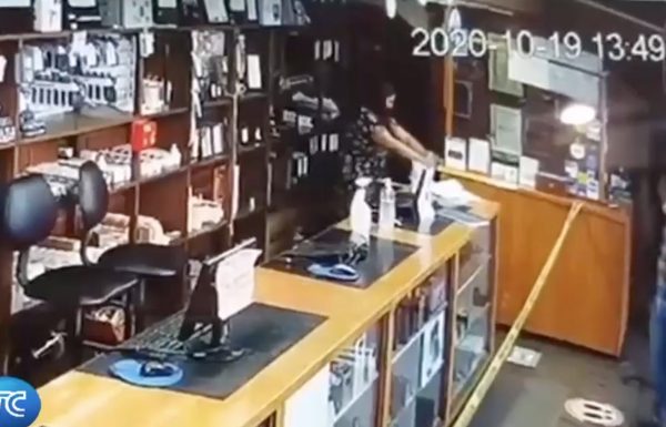 VIDEO | Mujer ingresó con un cuchillo a un local de equipos eléctricos en Cuenca