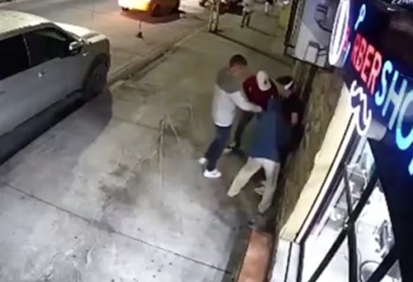 VIDEO | Tres sujetos asaltaron a una persona afuera de una barbería en el norte de Guayaquil