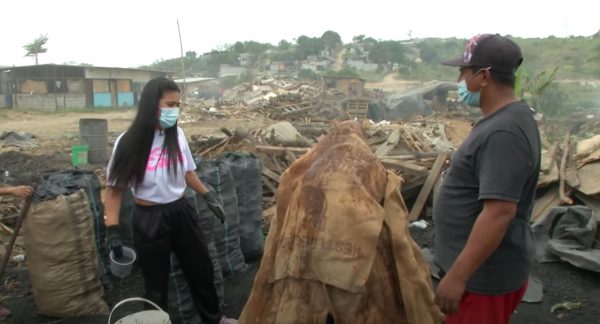 Michela Pincay vivió un día en la piel de un "carbonero"