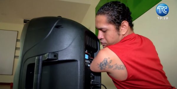 José Vera, el DJ guayaquileño sin brazos que le pone ritmo a la vida