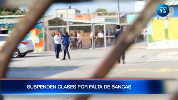 En Durán suspenden clases en colegio por falta de bancas
