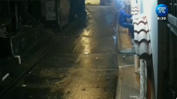 Delincuente trata de entrar por la ventana de una casa y se cae