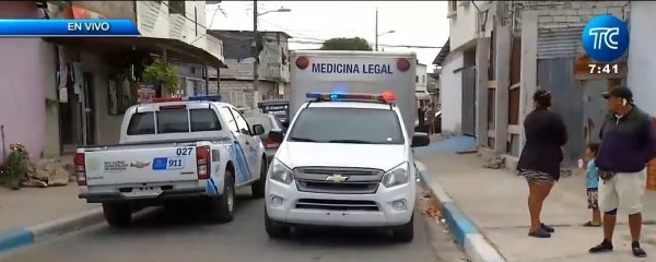 Encuentran un cadáver en estero del Guasmo Sur